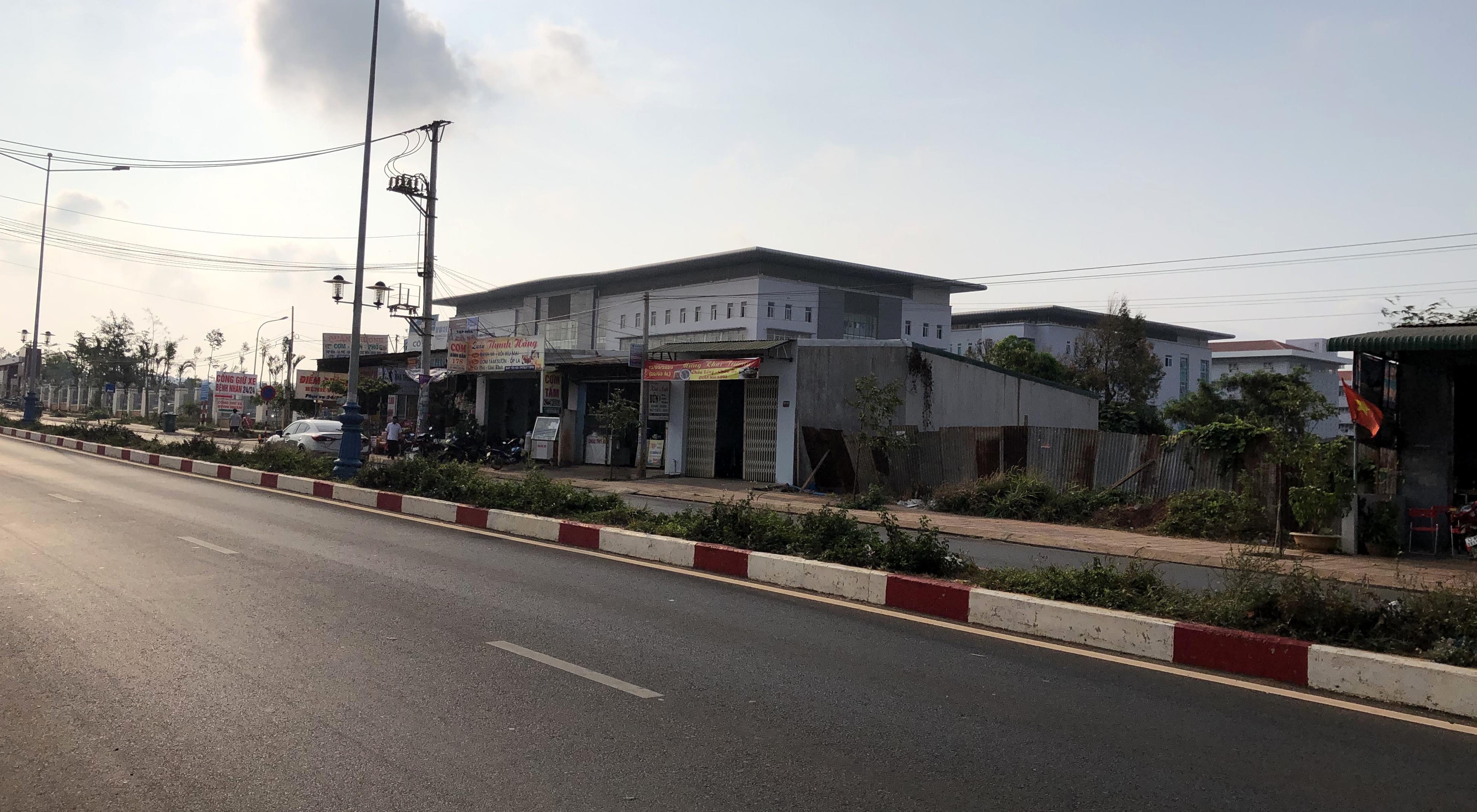 Nhiều công trình không phép quanh Bệnh viện Đa khoa vùng Tây Nguyên